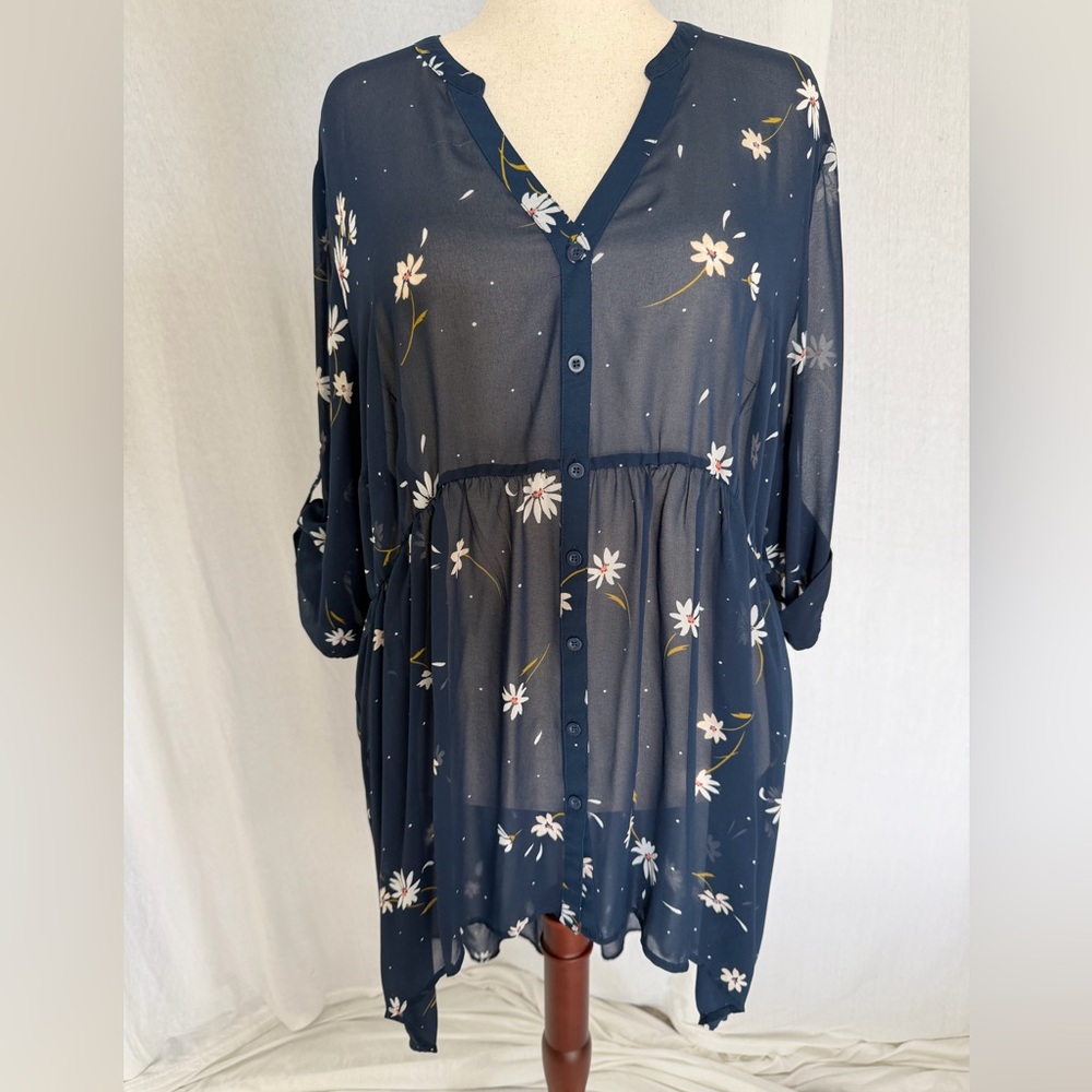 Torrid Navy Chiffon Hi-Low Blouse With White Daisy Print - Torrid Size 3 (22-24)